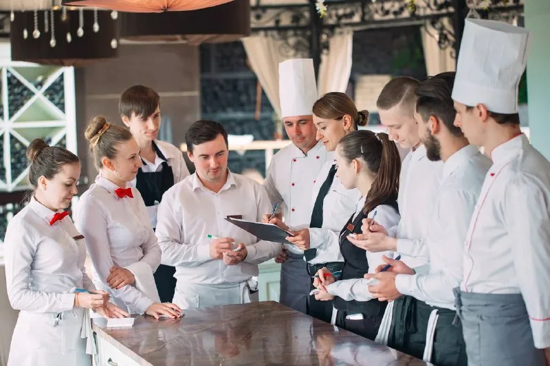 Мотивация персонала кухни: как рассчитать KPI для поваров и уборщиков, чтобы избежать перерасхода сырья